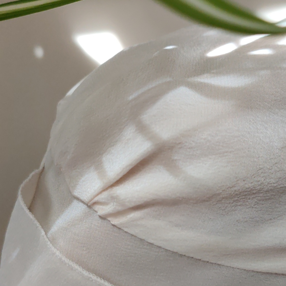 Elegant White Silk Blouse with Pink Bow - Picture 7 of 9